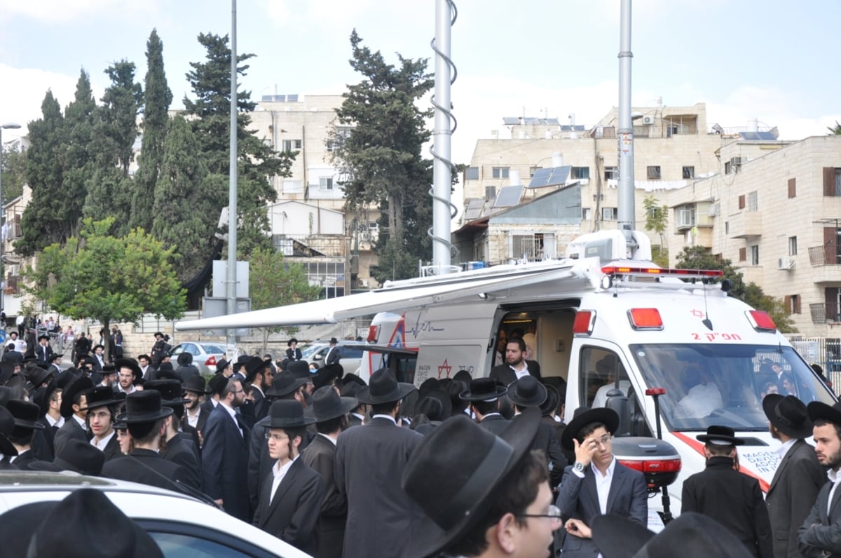 הלווית הענק של הרב פינקל: כך זה נראה במסכי מד"א