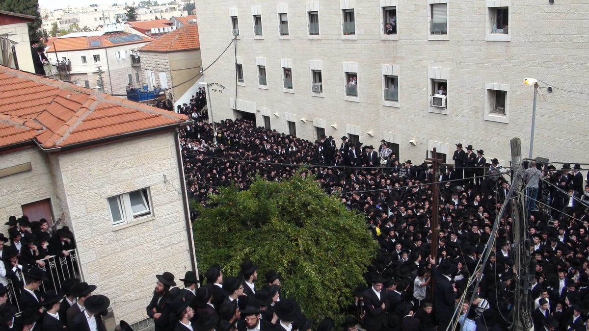 גדולי ישראל מלווים את ראש ישיבת מיר זצ"ל ●  וידאו מלא