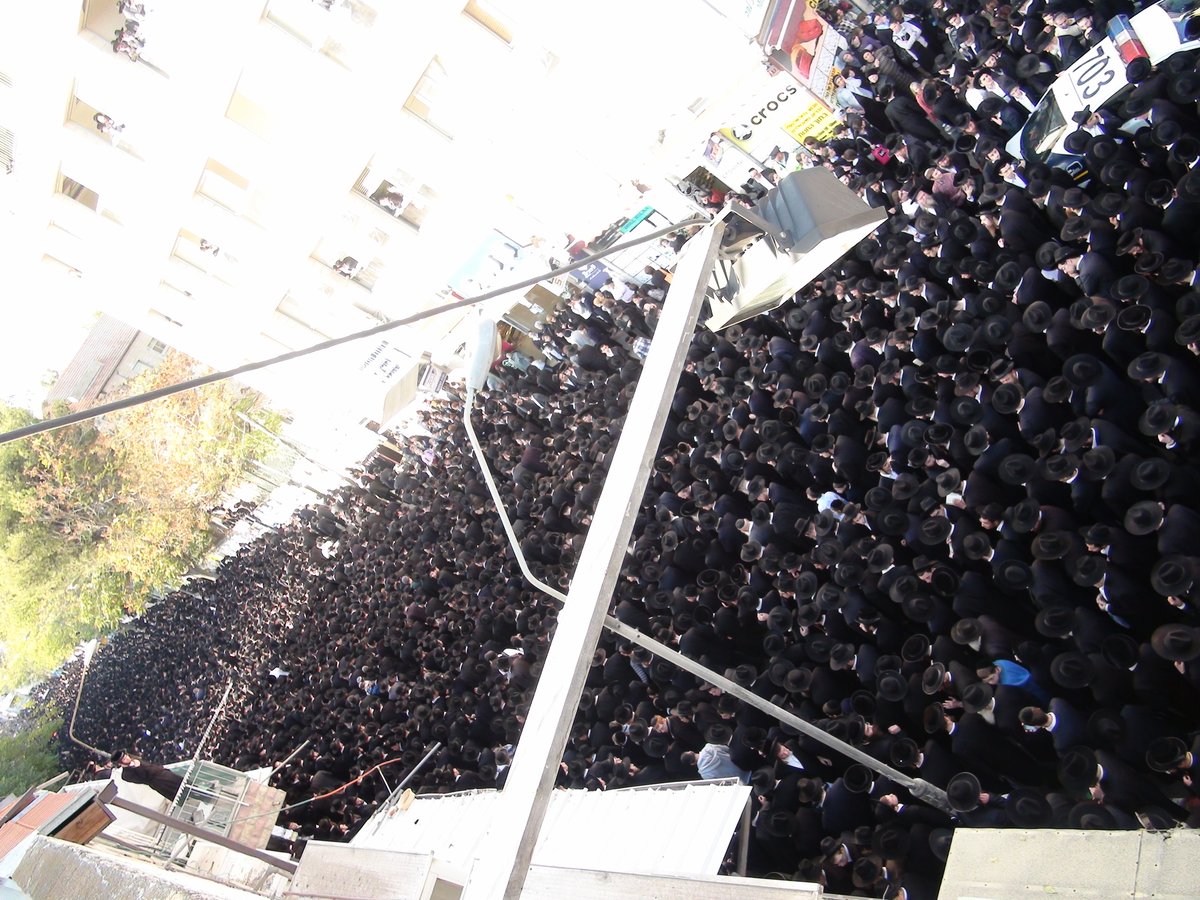 גדולי ישראל מלווים את ראש ישיבת מיר זצ"ל ●  וידאו מלא