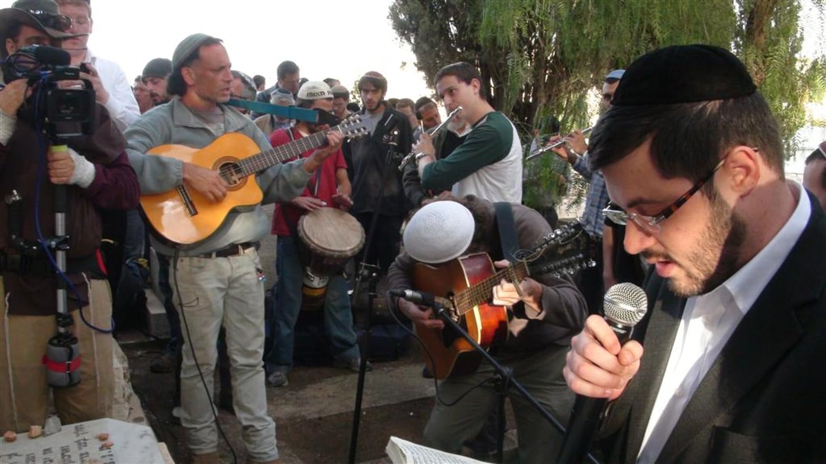 צפו: "קדיש" מוזיקלי על קברו של ר' שלמה קרליבך