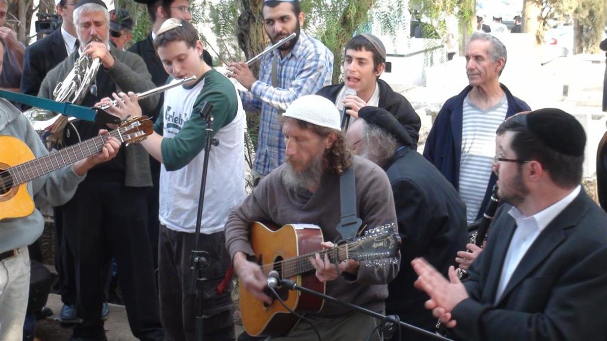 צפו: "קדיש" מוזיקלי על קברו של ר' שלמה קרליבך