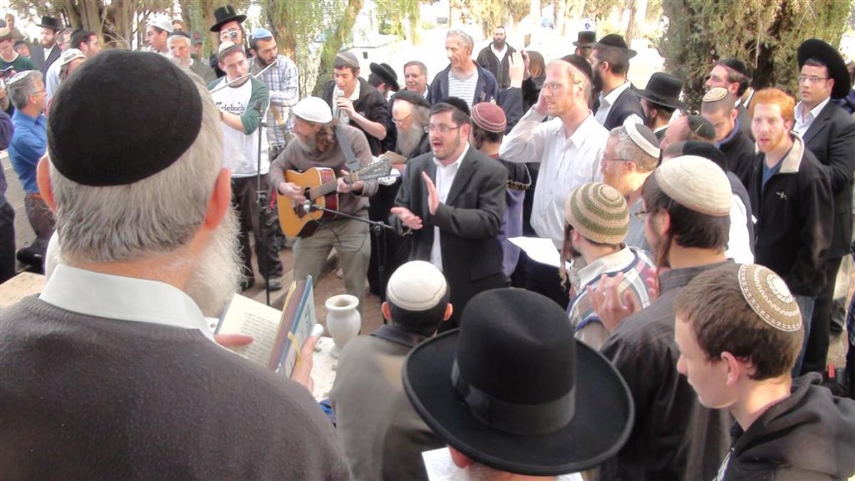 צפו: "קדיש" מוזיקלי על קברו של ר' שלמה קרליבך