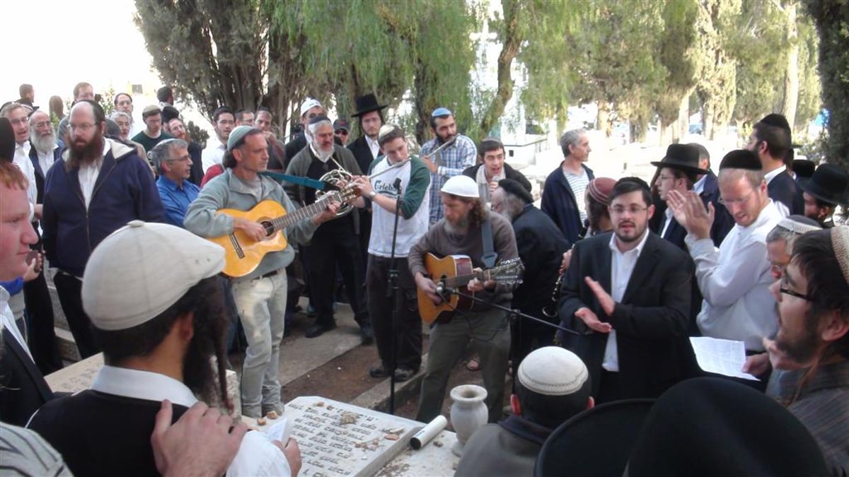 צפו: "קדיש" מוזיקלי על קברו של ר' שלמה קרליבך