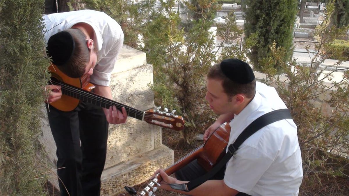 צפו: "קדיש" מוזיקלי על קברו של ר' שלמה קרליבך