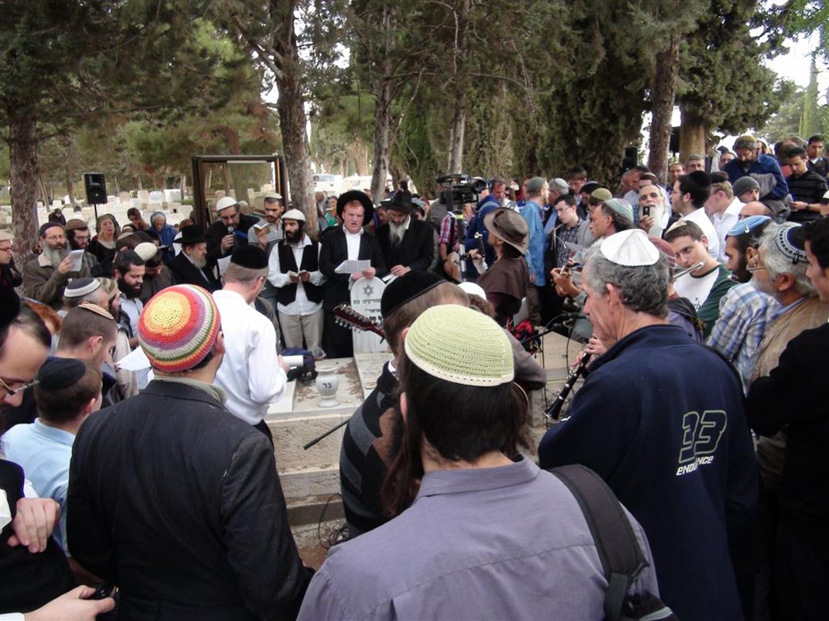 צפו: "קדיש" מוזיקלי על קברו של ר' שלמה קרליבך