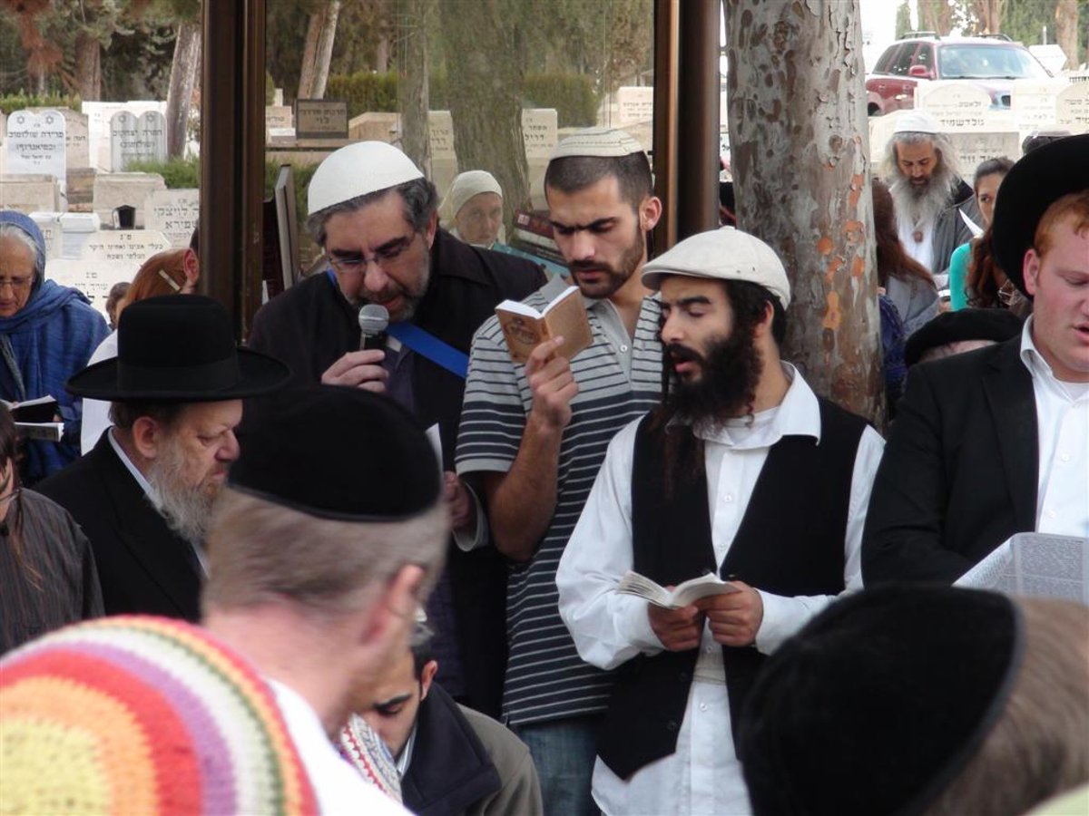 צפו: "קדיש" מוזיקלי על קברו של ר' שלמה קרליבך