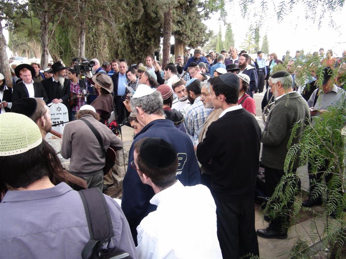 צפו: "קדיש" מוזיקלי על קברו של ר' שלמה קרליבך