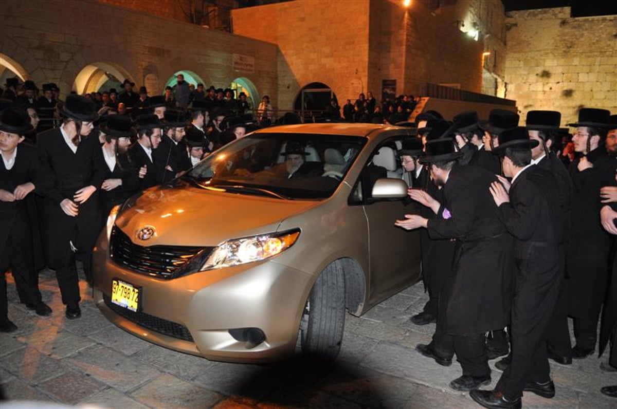 ויז'ניץ: "אסור לצלם את השמחה בסלולרי"