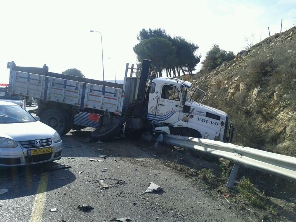 תאונה קשה בין משאית לטנדר: נהג הטנדר נהרג