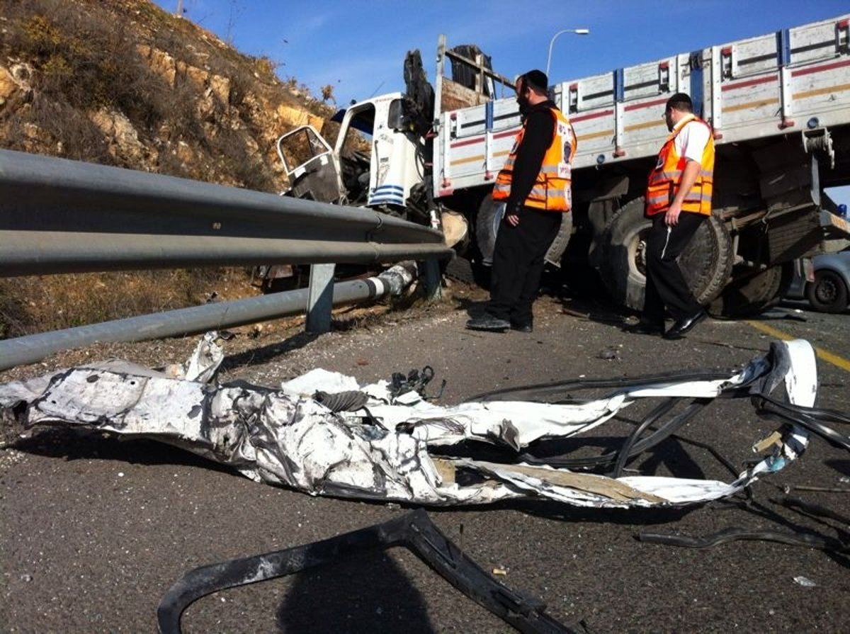 תאונה קשה בין משאית לטנדר: נהג הטנדר נהרג