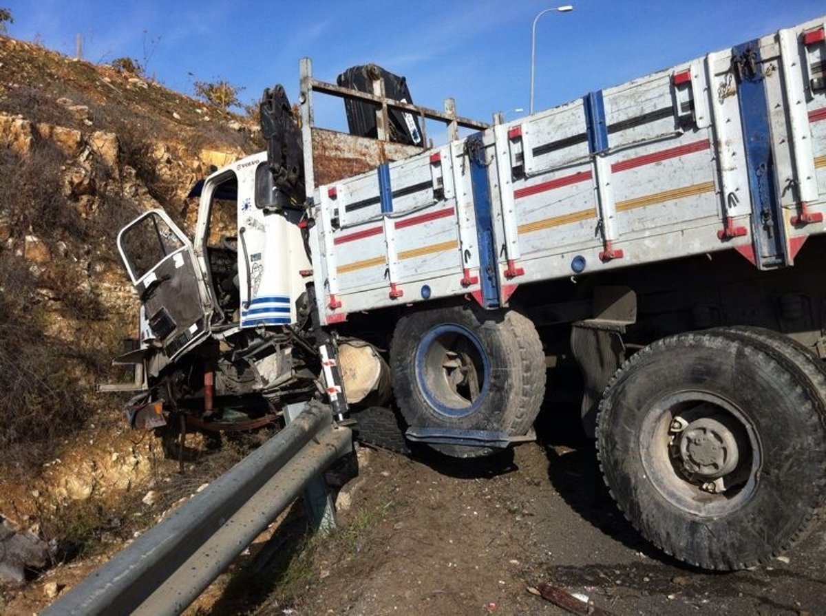 תאונה קשה בין משאית לטנדר: נהג הטנדר נהרג