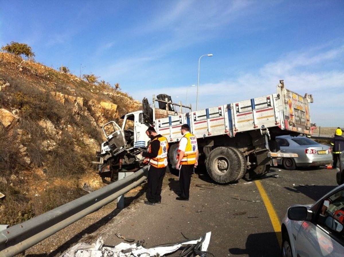 תאונה קשה בין משאית לטנדר: נהג הטנדר נהרג