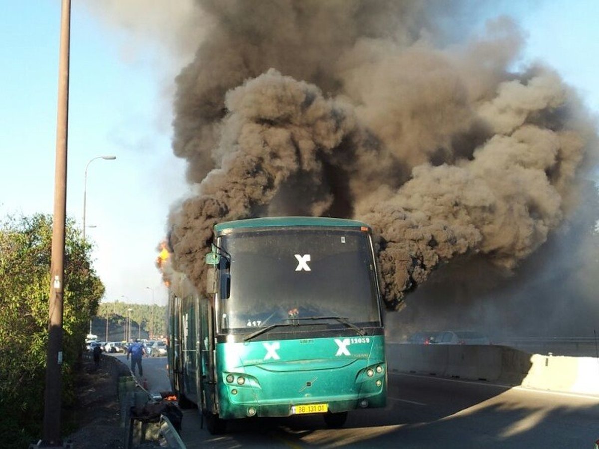 אוטובוס עלה באש בכביש מספר 1; אין נפגעים