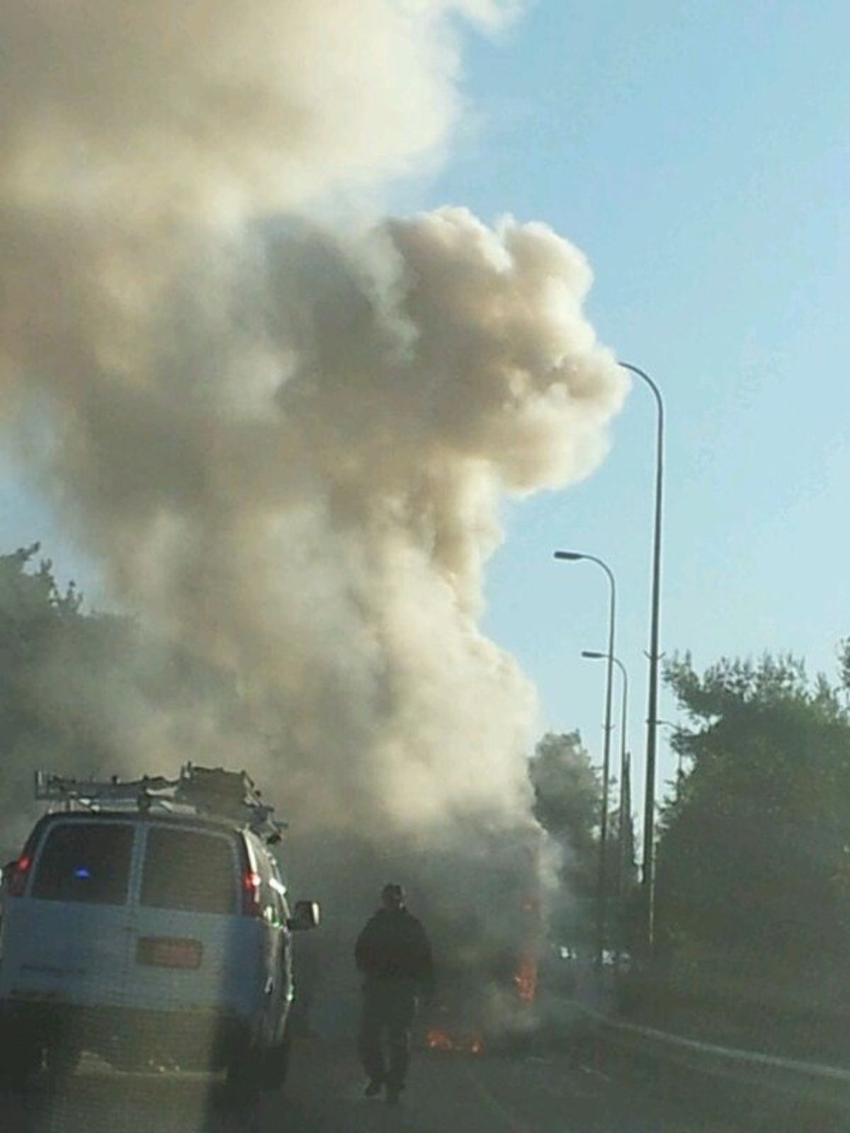 אוטובוס עלה באש בכביש מספר 1; אין נפגעים