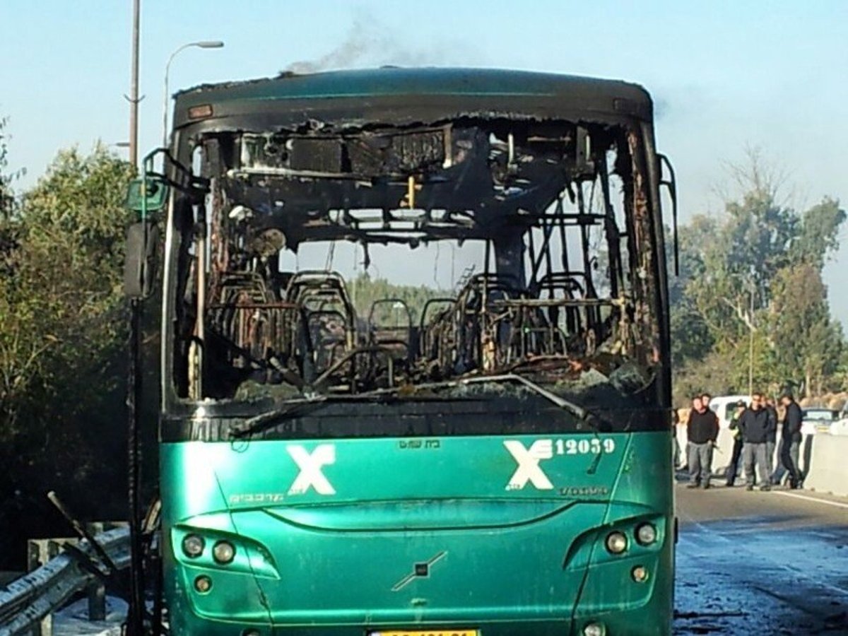 אוטובוס עלה באש בכביש מספר 1; אין נפגעים