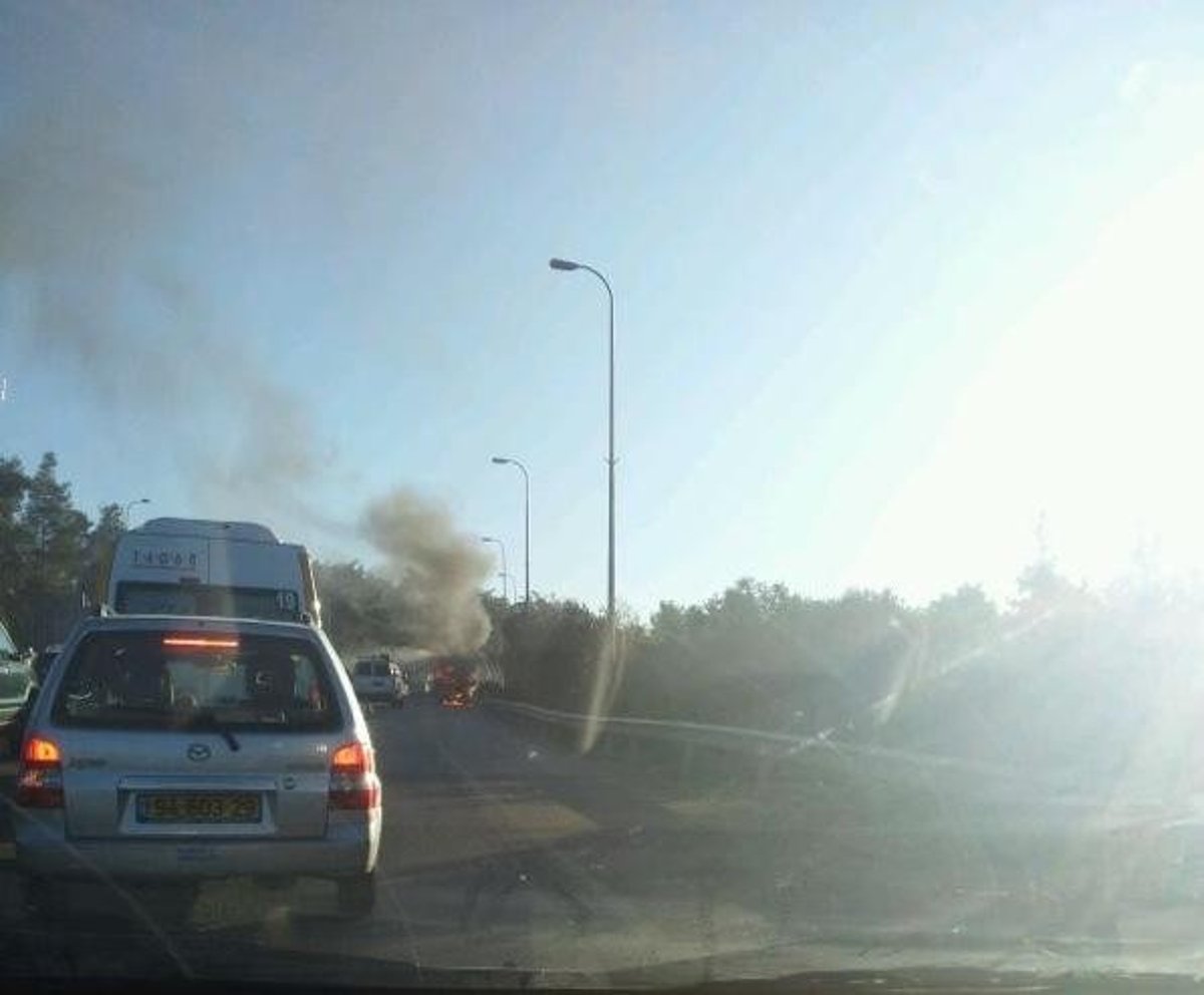 אוטובוס עלה באש בכביש מספר 1; אין נפגעים