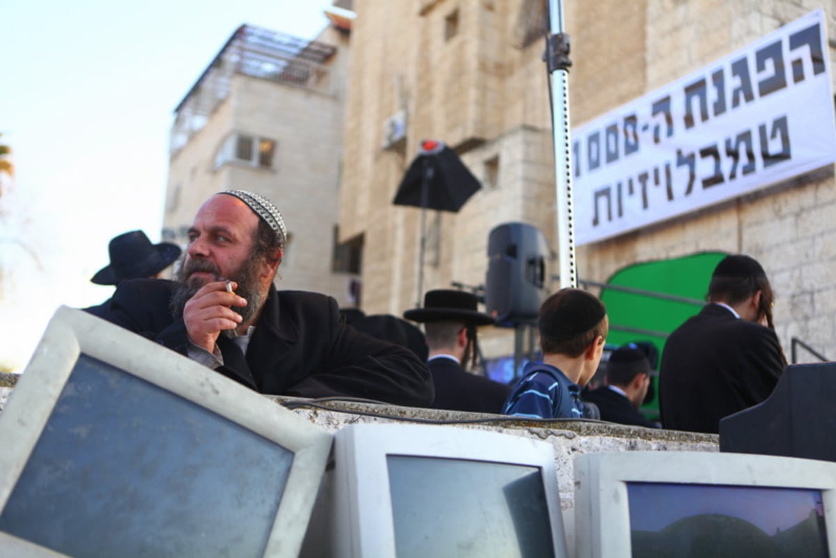 המפץ הגדול • הרב אמנון יצחק הורה - ומאות טלויזיות הושלכו