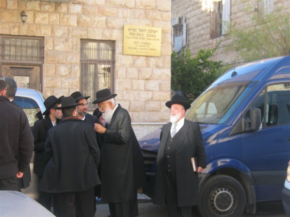 נדם קולו: מסע הלווית החזן רבי רפאל יאיר אלנדב