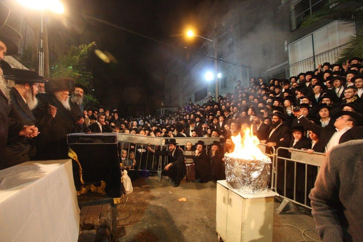 צפו: שריפת הפתילות ב'שומרי אמונים'