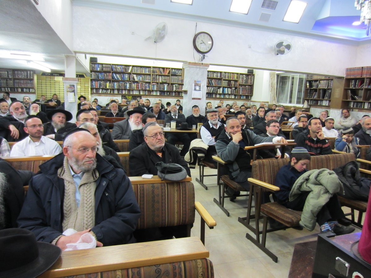 בשיעור המסורתי: רבה של חולון הגיע לחזק את אחיו