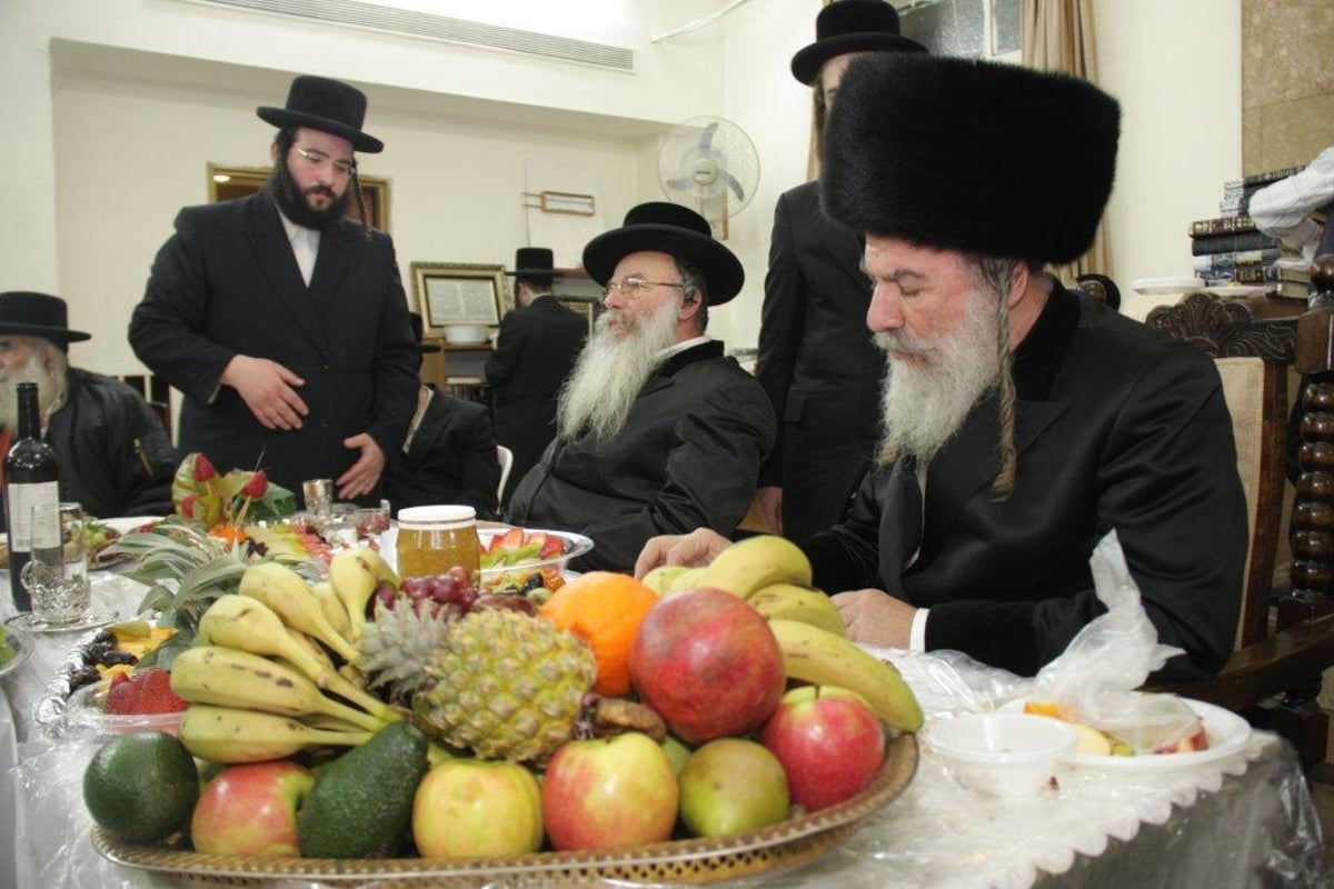 טיש פירות באשלג בשילוב חלאקה לנכד האדמו"ר