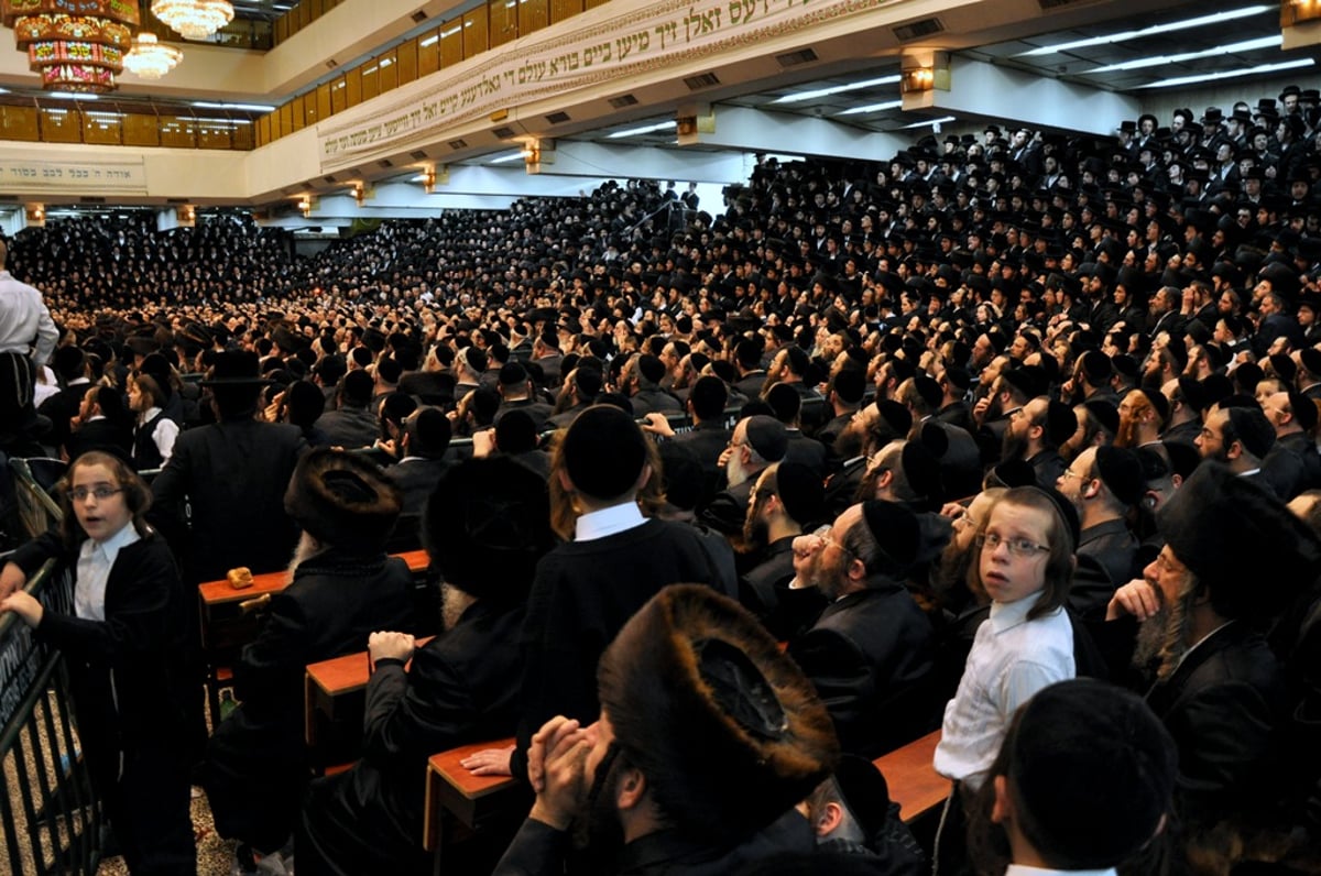 תיעוד מרגש: האדמו"ר מויז'ניץ חוגג עם החסידים