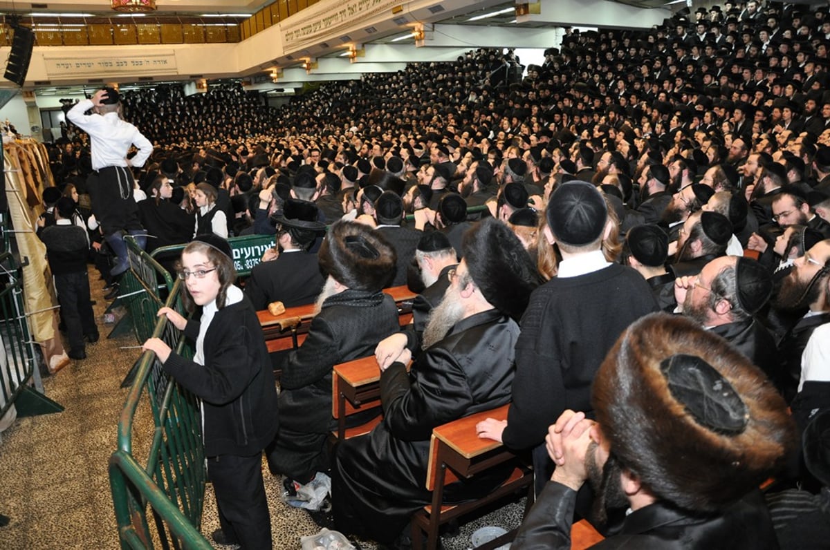 תיעוד מרגש: האדמו"ר מויז'ניץ חוגג עם החסידים