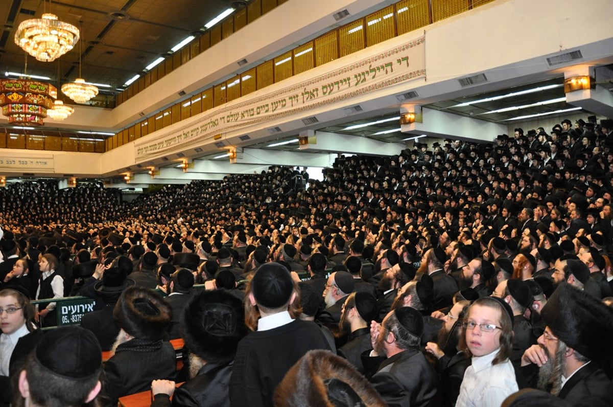 תיעוד מרגש: האדמו"ר מויז'ניץ חוגג עם החסידים