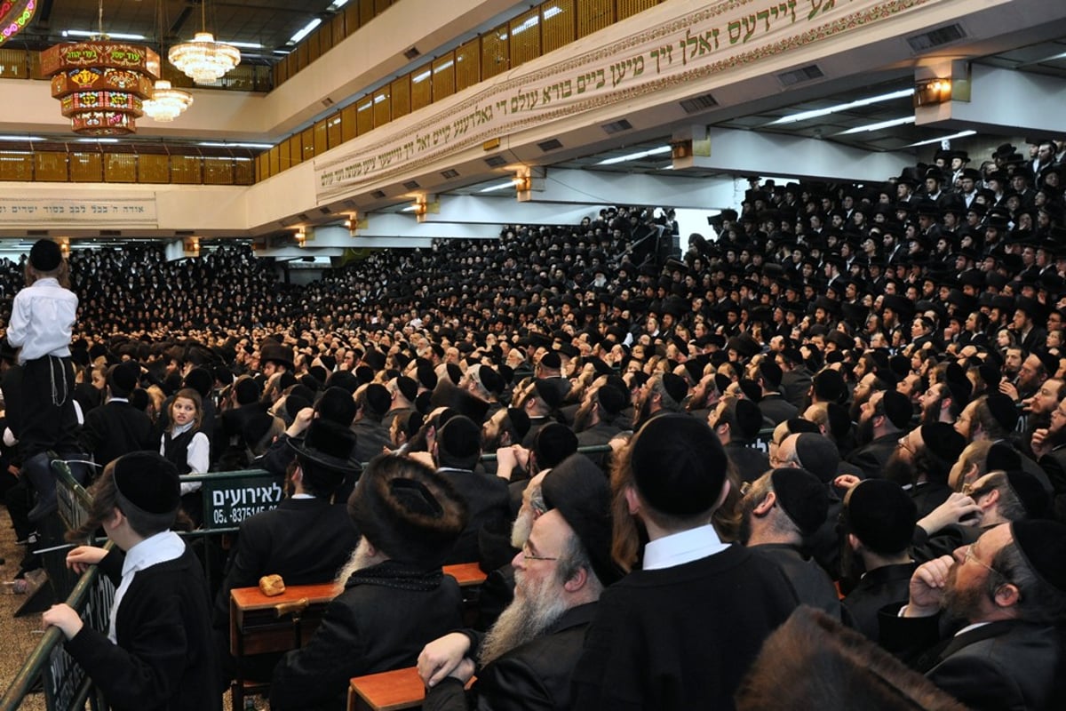 תיעוד מרגש: האדמו"ר מויז'ניץ חוגג עם החסידים