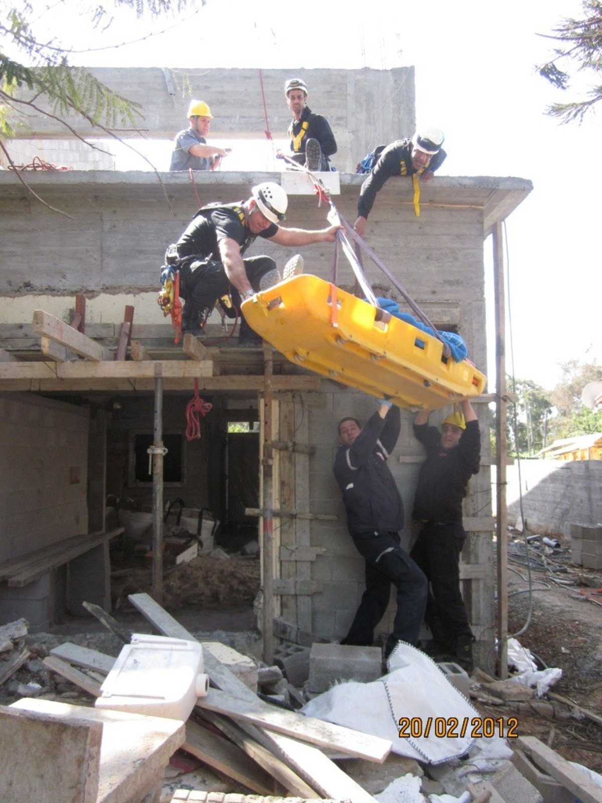 תמונות: קיר קרס, שני פועלים נפצעו