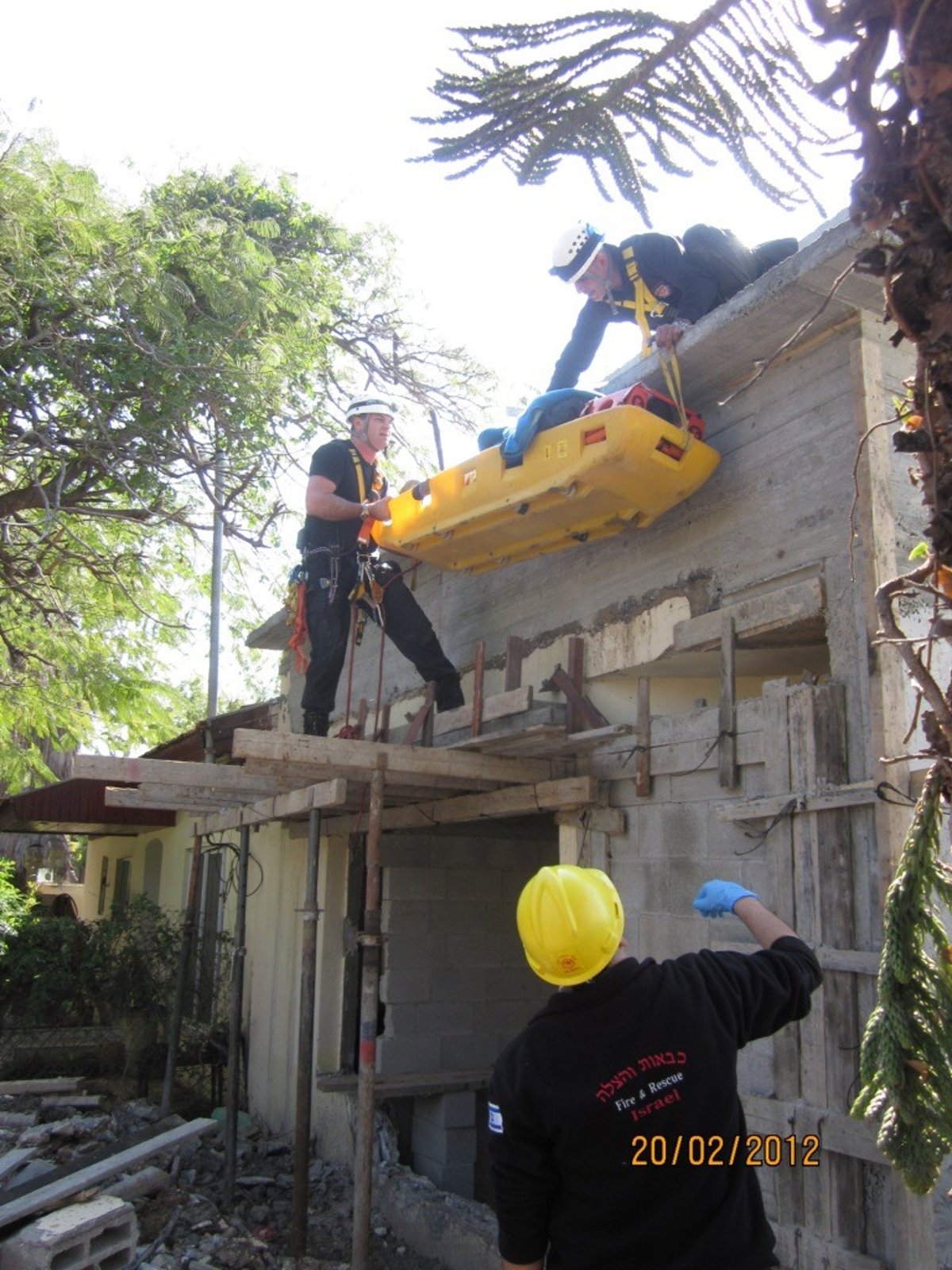 תמונות: קיר קרס, שני פועלים נפצעו