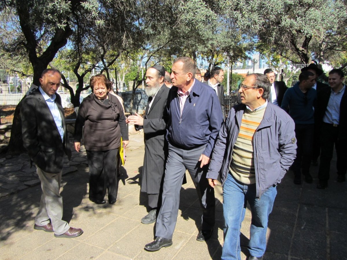 תצלם אותי עם ה"שייגץ" הזה, ביקש נפתלי לוברט