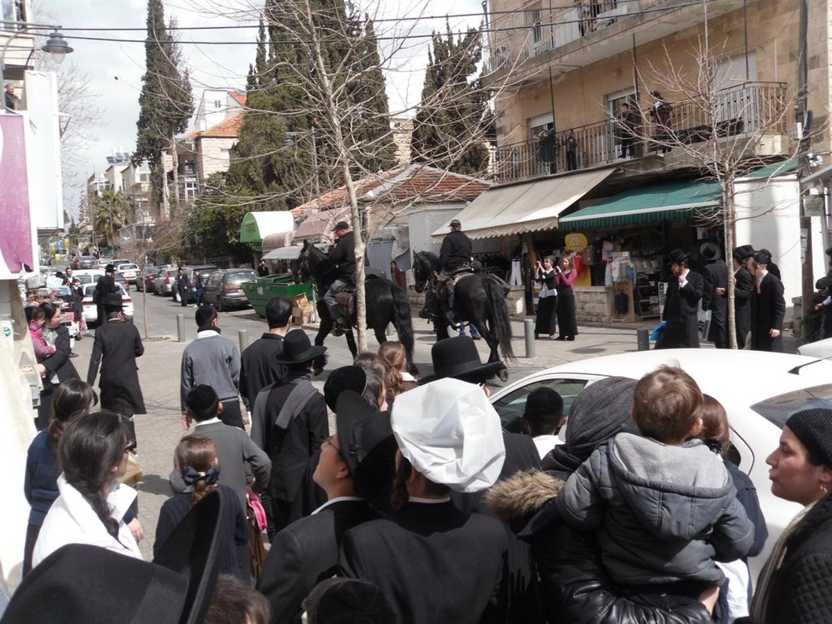 ערב שבת בגאולה: פרשים ושוטרים