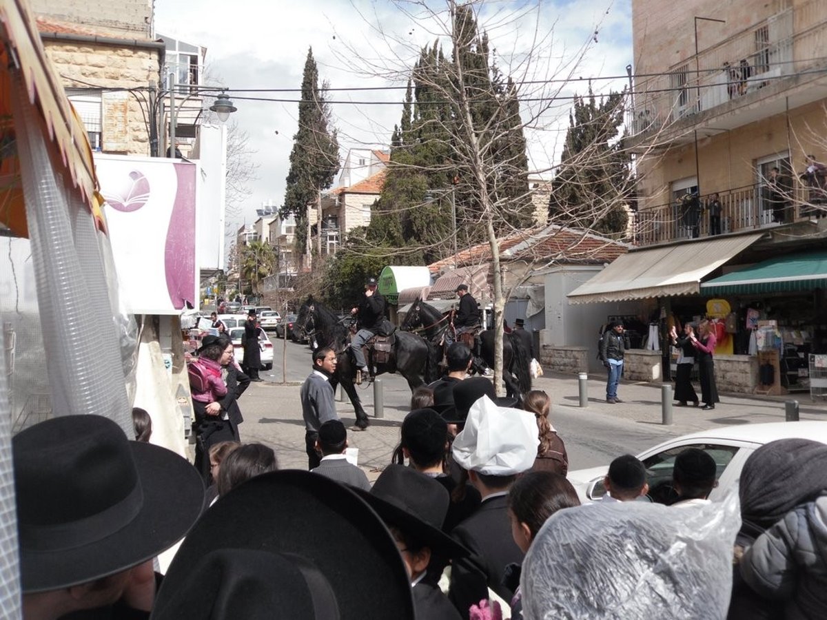 ערב שבת בגאולה: פרשים ושוטרים