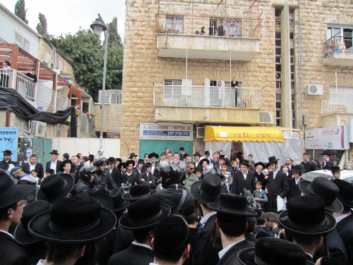 ערב שבת בגאולה: פרשים ושוטרים