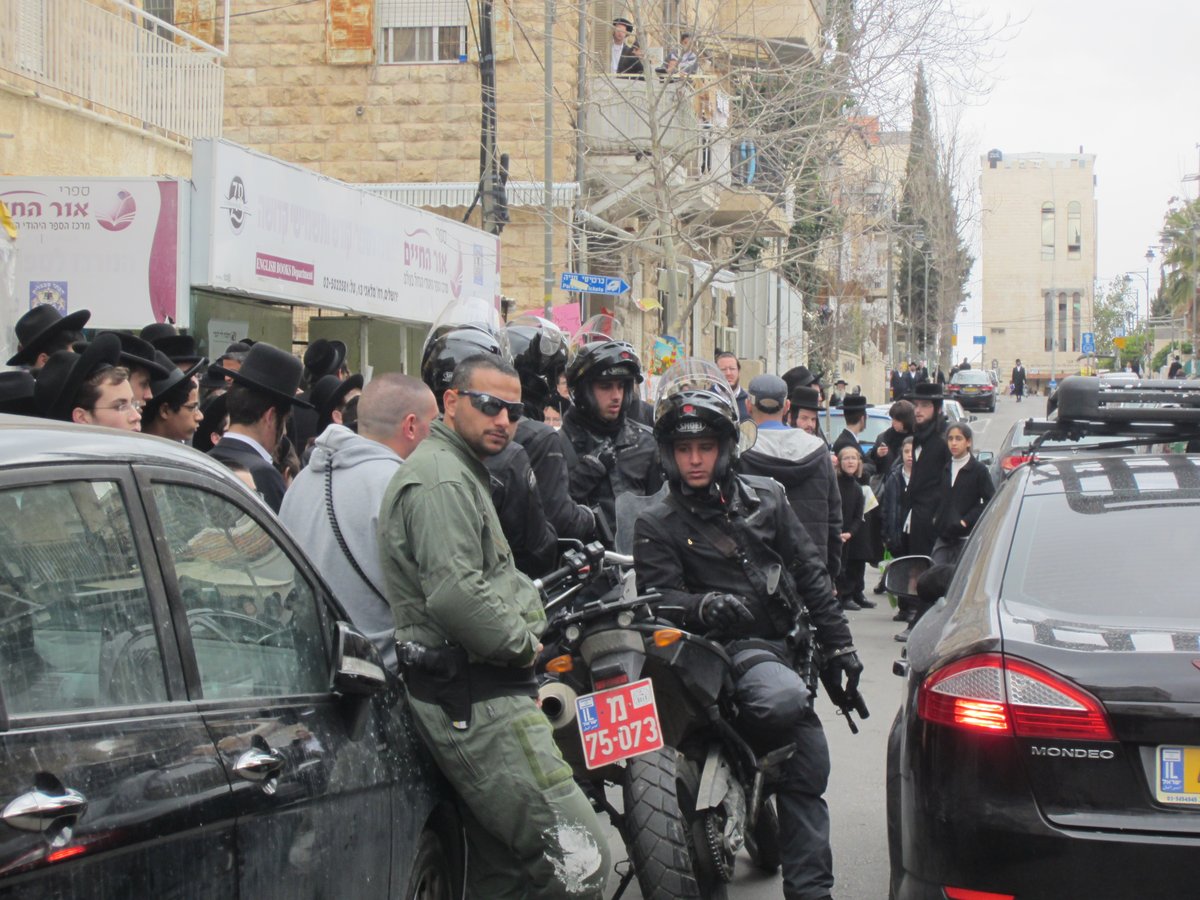 ערב שבת בגאולה: פרשים ושוטרים