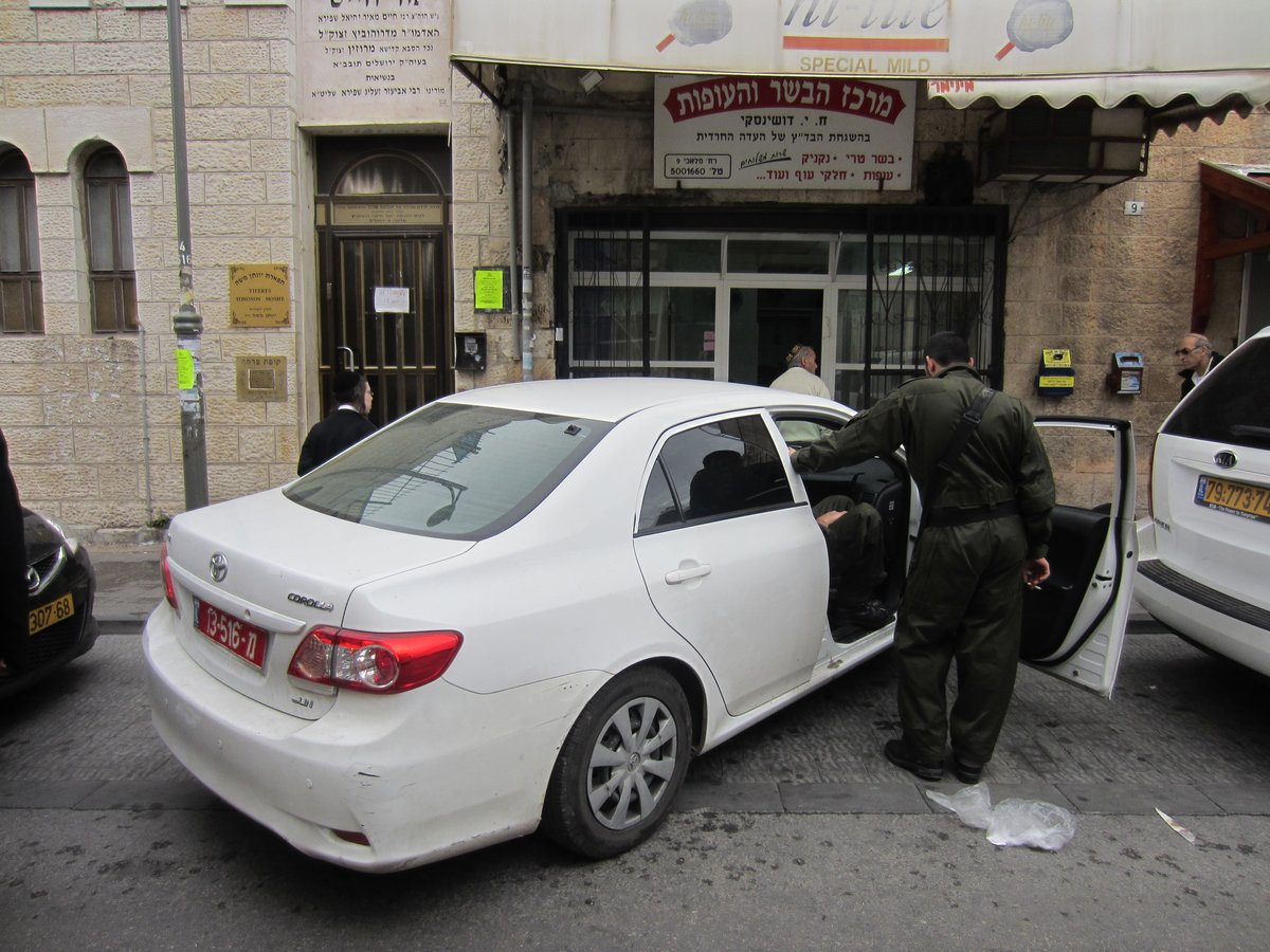 ערב שבת בגאולה: פרשים ושוטרים