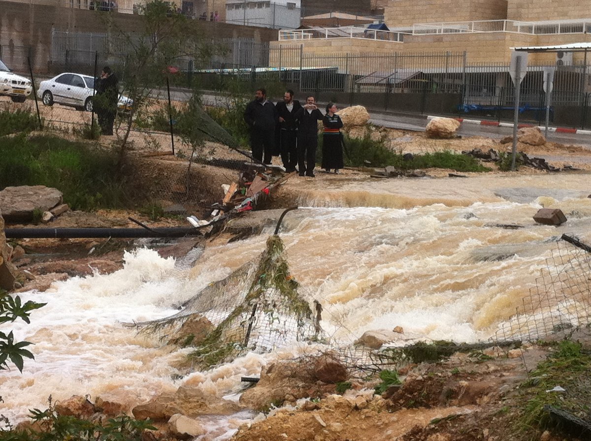 שעות לטביעת הילדה: צפו במודיעין-עלית מוצפת מים