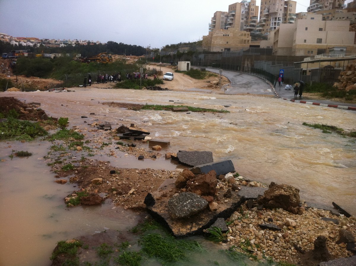 שעות לטביעת הילדה: צפו במודיעין-עלית מוצפת מים