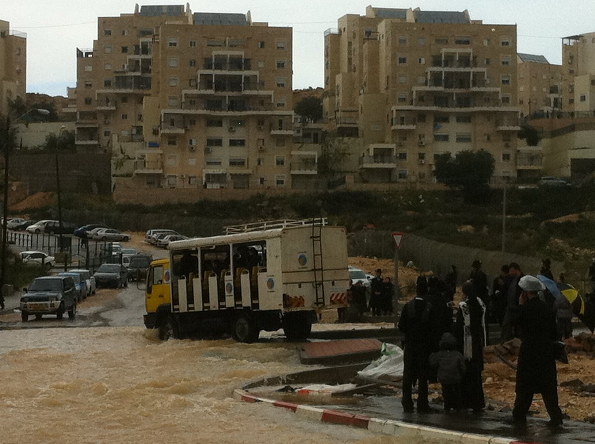 שעות לטביעת הילדה: צפו במודיעין-עלית מוצפת מים