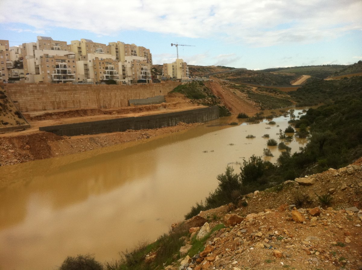 שעות לטביעת הילדה: צפו במודיעין-עלית מוצפת מים