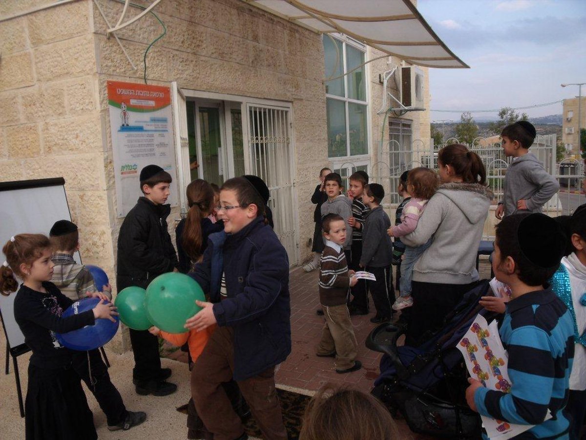 ילדי מודיעין עילית הצטלמו עם 'חמודי' של "כללית"