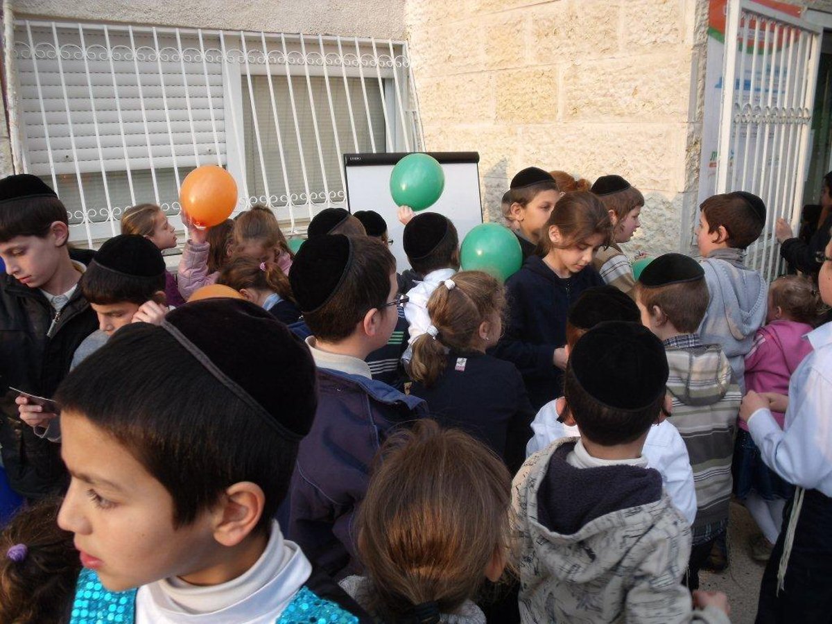 ילדי מודיעין עילית הצטלמו עם 'חמודי' של "כללית"