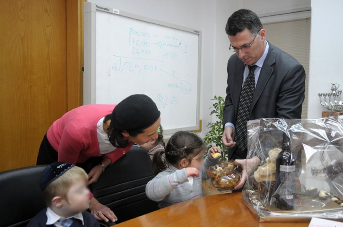 שר החינוך חילק אוזני המן לילדים חרדים