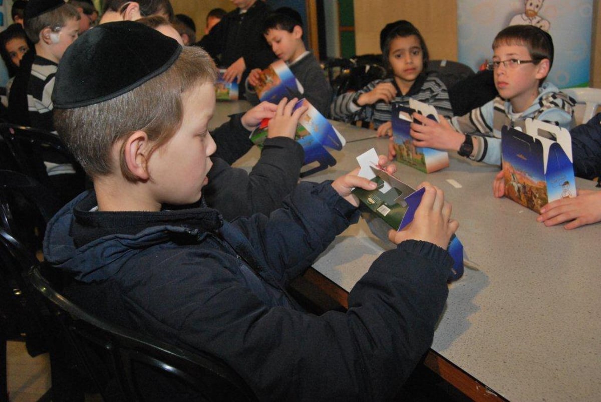 ילדי מודיעין עלית הכינו משלוחי מנות מפוארים שחולקו לילדים מאושפזים