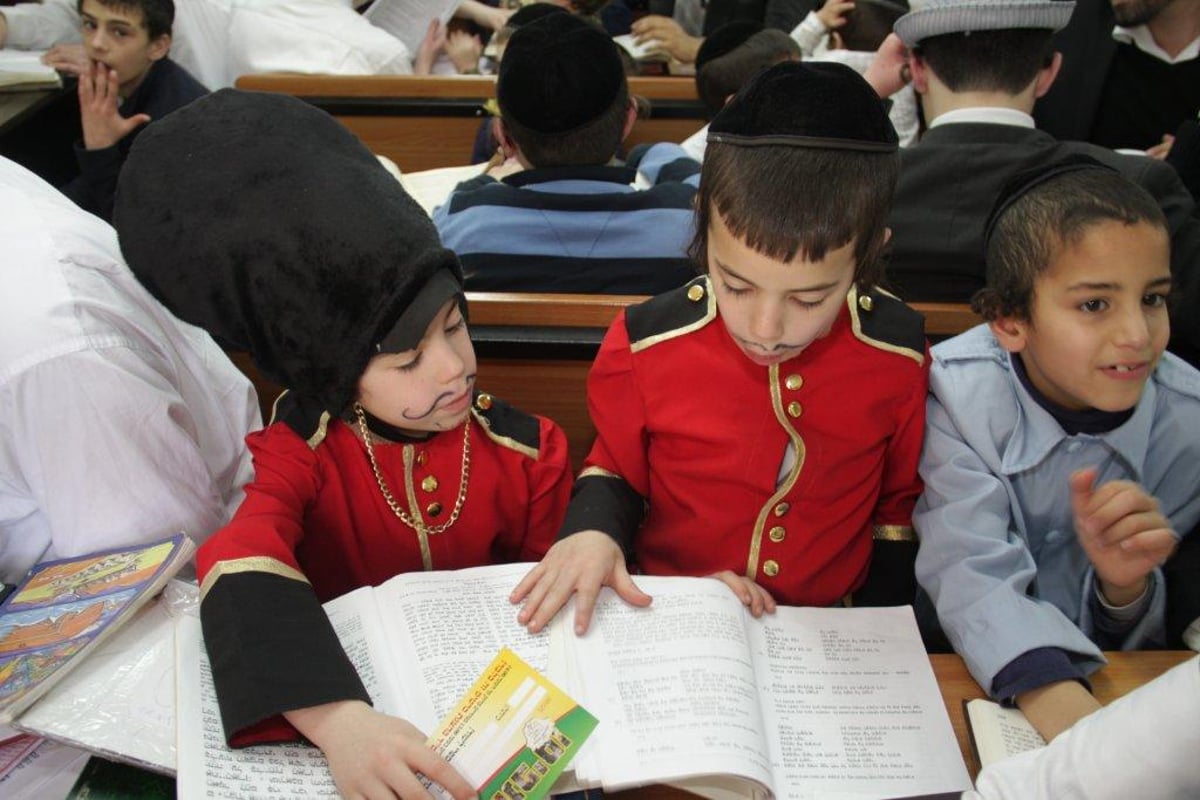 בעיצומו של פורים: אבות ובנים מתעמקים בלימוד בבני-ברק