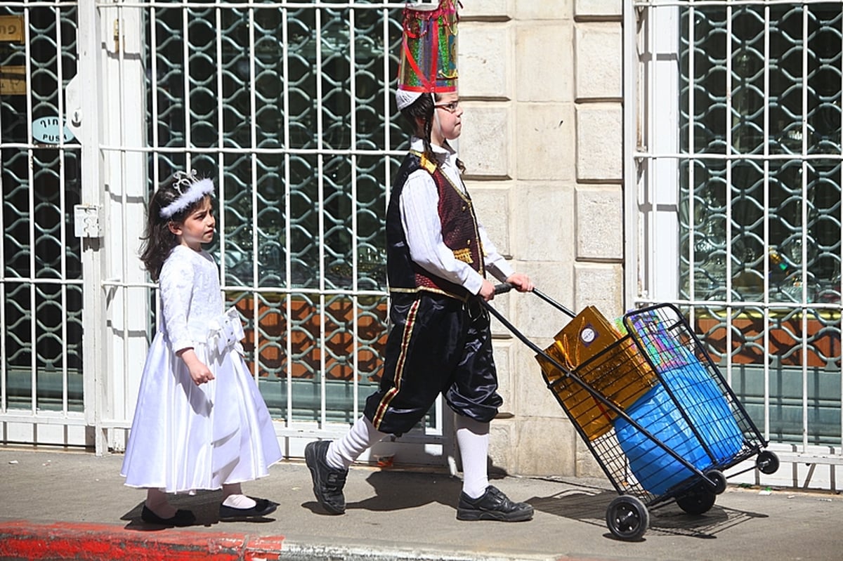 ירושלים שיכורה משמחה: צפו בתיעוד ענק מחגיגות הפורים