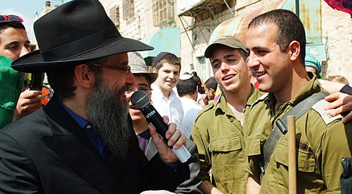 צפו בגלריה: אברהם פריד הפתיע את החיילים בשמירה