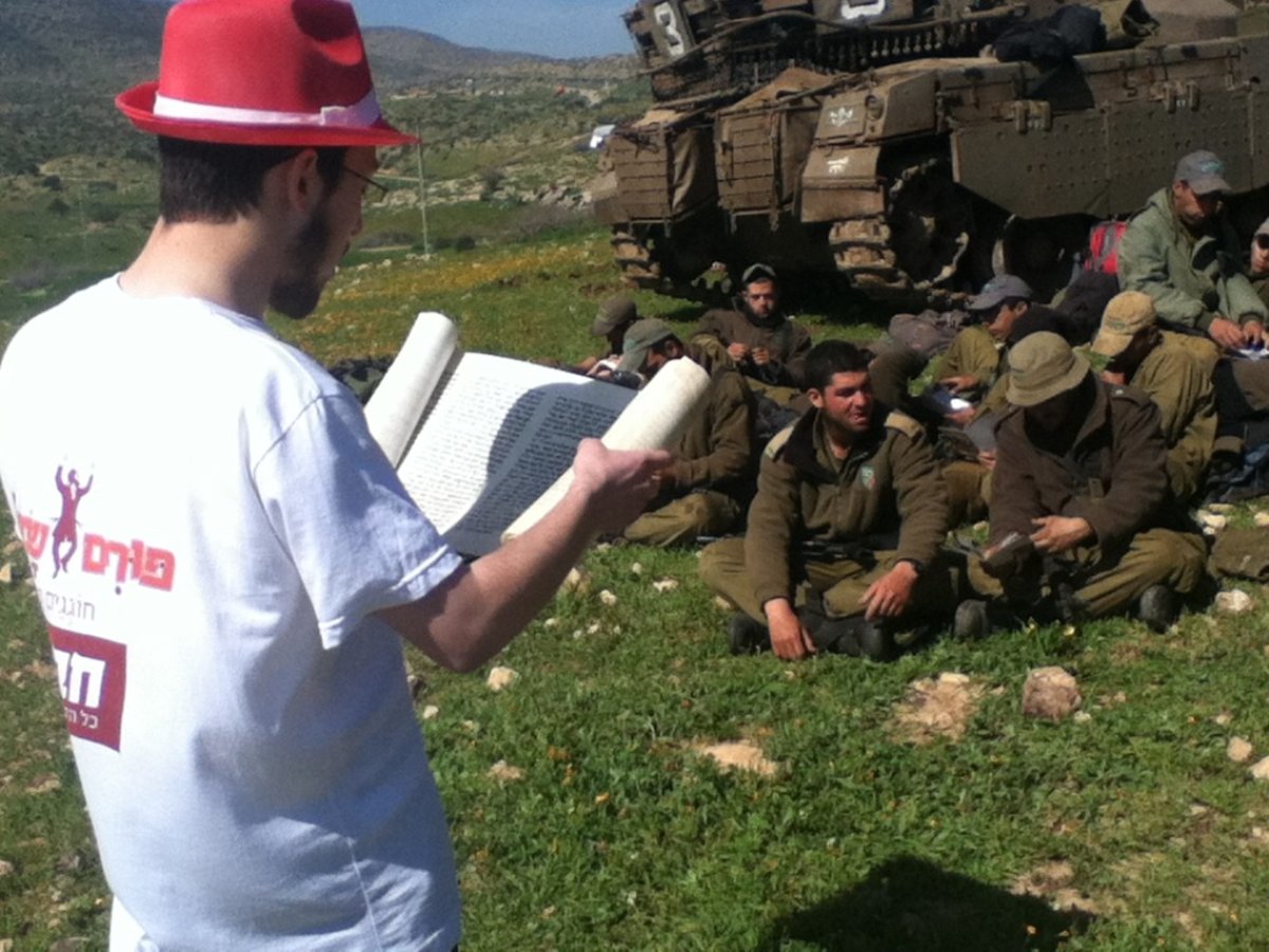 צפו בגלריה: אברהם פריד הפתיע את החיילים בשמירה