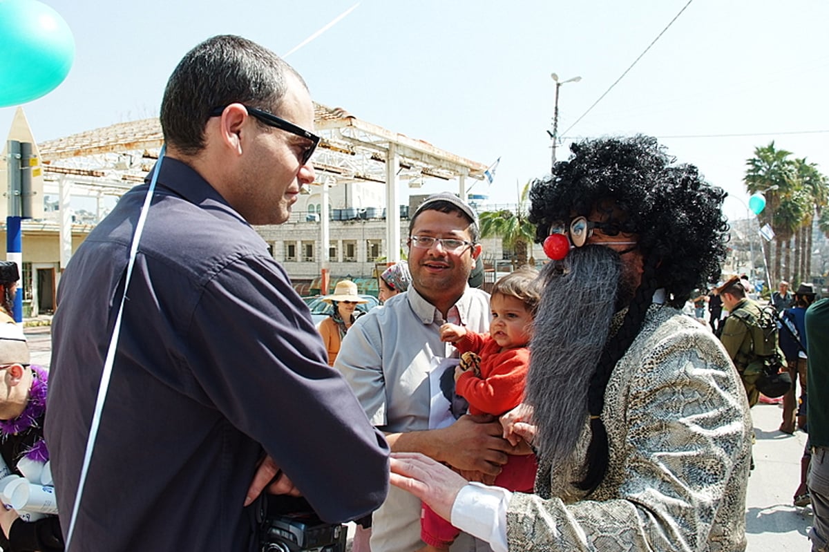 צפו בגלריה: אברהם פריד הפתיע את החיילים בשמירה